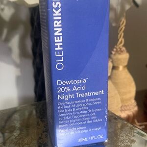 Ole Henriksen Dewtopia Night Treatment in Blue and White
